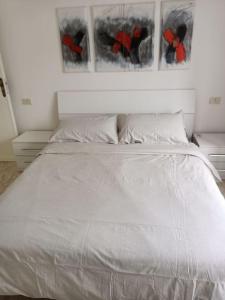 A bed or beds in a room at MARE CALMO appartamento con parcheggio