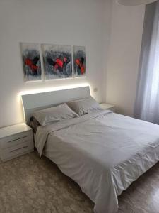 A bed or beds in a room at MARE CALMO appartamento con parcheggio