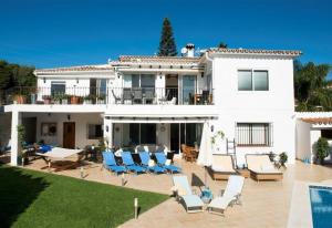 Villa con piscina y patio en Casa Kasima for family gatherings, en Cabopino