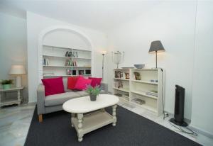 una sala de estar con un sofá y una mesa en Casa Kasima for family gatherings, en Cabopino