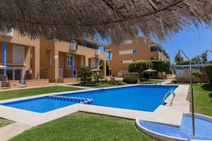 - une piscine en face d'une villa dans l'établissement Menorca Duplex Javea Montanar II by Rock Rentals, à Platja de l'Arenal