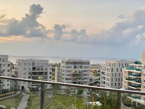 una vista da un balcone di una città con edifici di Tlv sea view penthouse a Tel Aviv