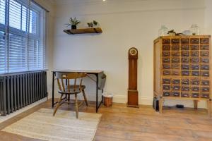 Ein Sitzbereich in der Unterkunft 2 Bedroom Terrace House in Bedford by SILVA