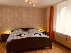 Postel nebo postele na pokoji v ubytování Haus am Fluss mit wunderschöner Dachterrasse mit Flussblick ,Garten und Grill