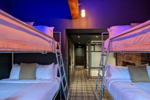 Postel nebo postele na pokoji v ubytování Briggate Hotel