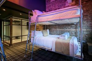 Postel nebo postele na pokoji v ubytování Briggate Hotel