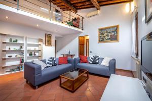 a living room with two blue couches and a table at YID VELLUTINI in Florence