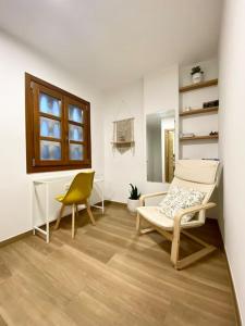 - un salon avec un canapé et une chaise dans l'établissement A casiña de Luz, à Pontevedra