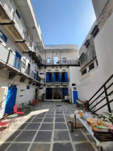 烏代浦的住宿－Madan Mohan Villas (A Haritage Haveli Home Stay)，大楼内一间空房,配有桌椅