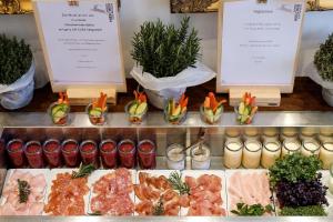 une vitrine avec différents types de viande et de légumes dans l'établissement Romantik Hotel Hirschen, à Parsberg