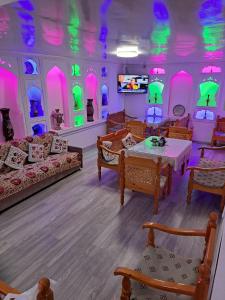 sala de estar con luces rosas y verdes en Hotel ISLAM&IMRAN, en Bukhara