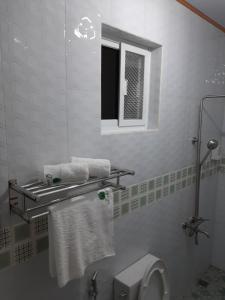 Phòng tắm tại Binalonan Transient/GUESTHOUSE (PENSION GLAYDIE)