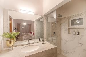 康提的住宿－Gracian Villa，一间带水槽和大镜子的浴室