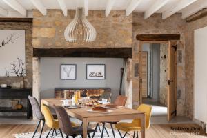 una sala da pranzo con tavolo e sedie di Hors-série en Périgord a Millac