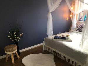 Łóżko lub łóżka w pokoju w obiekcie Apartament Marine Holiday Elbląg - winda -Parking w HALI GARAŻOWEJ -GRATIS -Business stays