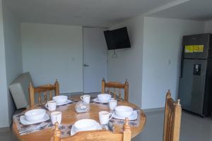 Una televisión o centro de entretenimiento en Coveñas apartamento amoblado piso 1