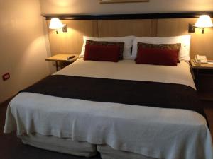 Cama ou camas em um quarto em Argentino Hotel
