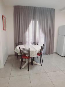 una mesa y sillas en una cocina con ventana en Segal in Jerusalem Apartments, en Jerusalén