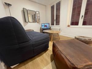 Televízia a/alebo spoločenská miestnosť v ubytovaní Nouveau! La p tite maison sur le port, Maison de pêcheurs, rénovée