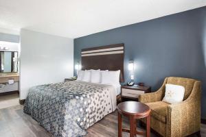 Postel nebo postele na pokoji v ubytování Red Carpet Inn & Suites NJ-73