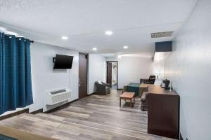 TV a/nebo společenská místnost v ubytování Red Carpet Inn & Suites NJ-73