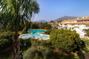 Bazén v ubytovaní Puerto Banus Paradise 4 dormitorios Dama de Noche alebo v jeho blízkosti