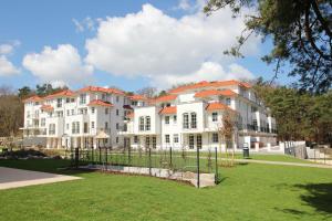 a large white building with orange roofs at strandnah, Ferienwohnung mit Sauna- und Schwimmbadnutzung - Strandresidenz Baabe FeWo1-29 in Baabe