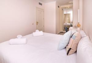 Posteľ alebo postele v izbe v ubytovaní Puerto Banus Paradise 4 dormitorios Dama de Noche