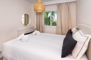 Posteľ alebo postele v izbe v ubytovaní Puerto Banus Paradise 4 dormitorios Dama de Noche