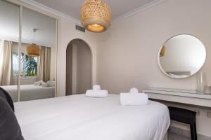 Posteľ alebo postele v izbe v ubytovaní Puerto Banus Paradise 4 dormitorios Dama de Noche
