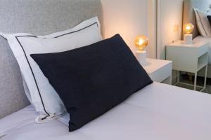 Posteľ alebo postele v izbe v ubytovaní Puerto Banus Paradise 4 dormitorios Dama de Noche