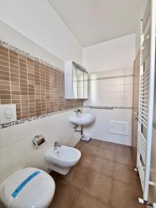 baño con 2 aseos y lavamanos en Casa Adelina by TraMonti Apartments en Poggio Picenze