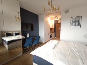 Voodi või voodid majutusasutuse Warsaw To Be - Blue Apartment toas