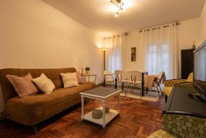 uma sala de estar com um sofá e uma mesa em O sete dos Soportais em Pontevedra