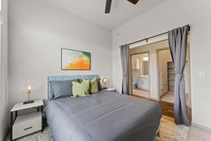 1 dormitorio con 1 cama grande en una habitación en Spacious 2BR King Bed Suites Close to Downtown and Airport, en Austin