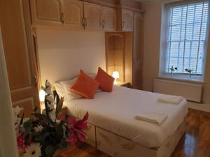 Säng eller sängar i ett rum på Beautiful 2 Bedroom Flat in Frampton Street