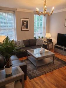 a living room with a couch and a coffee table at Beautiful 2 Bedroom Flat in Frampton Street in London