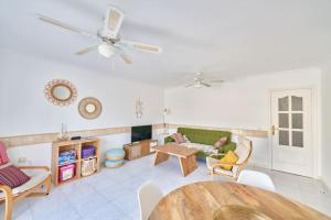 a living room with a table and chairs at La Casa del Sur in San José
