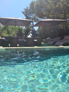 Bazén v ubytování Gîte les Cigales nebo v jeho okolí