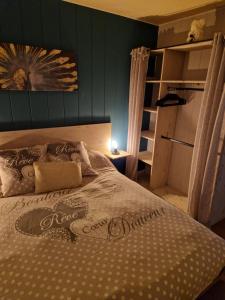 Postel nebo postele na pokoji v ubytování Gîte les Cigales