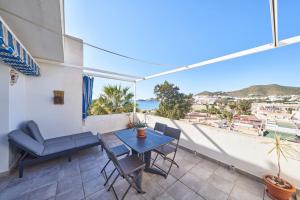 a balcony with a table and chairs and a view of the ocean at La Casa del Sur in San José