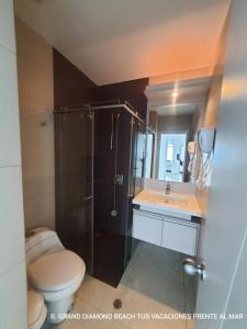 a bathroom with a shower and a toilet and a sink at GRAND DIAMOND BEACH Tus vacaciones frente al mar in Tonsupa