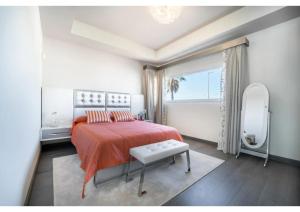 A bed or beds in a room at El Higuerón con Vistas al Mar