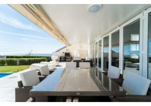 A seating area at El Higuerón con Vistas al Mar