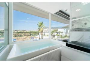 A bed or beds in a room at El Higuerón con Vistas al Mar