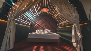 a bed in a room with a canopy at Bosko in Guatapé