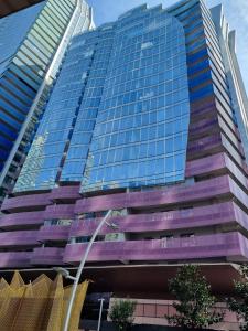 ein großes Glasgebäude mit lila Fenstern in der Unterkunft Premium Stay 3 BDR Maslak 1453 in Istanbul
