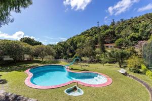 Výhled na bazén z ubytování Aconchegante Sítio na Serra com piscina em Itaipava nebo okolí
