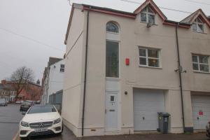 ein Haus mit einem davor geparkt in der Unterkunft Sealock Mews by Property Promise in Cardiff