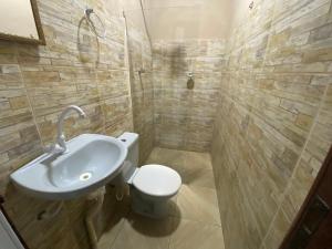 uma casa de banho com um lavatório e um WC em Casa Sole & Mare - Praias e Cachoeiras em Paraty